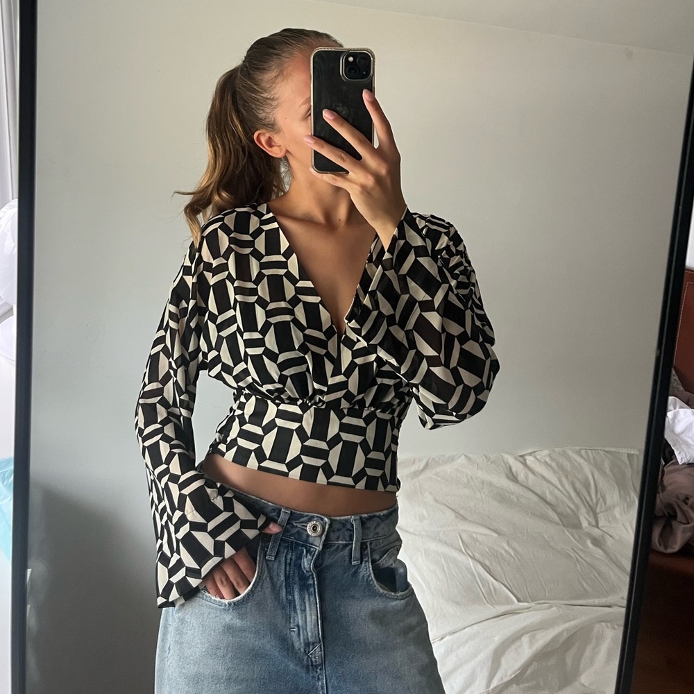 Dynamite Black and White Patterned Blouse